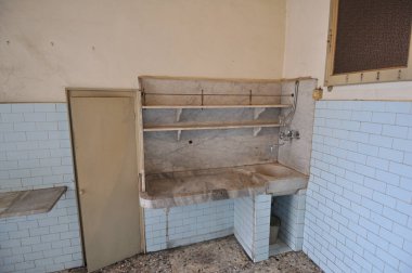 Zarif bağbozumları olan terk edilmiş eski evin içi