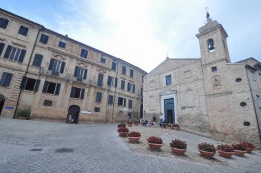 RECANATI, İTALYA - CIRCA AĞUSTOS 2020: Şehir manzarası