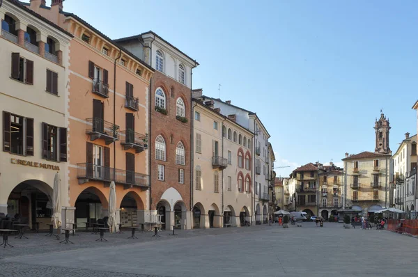 SAVIGLIANO, İtalya - CIRCA HAZİRAN 2021: Piazza Santorre di Santarosa Meydanı