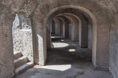 Pompeii antik Roma şehrindeki arkeolojik alanın kalıntıları, İtalya 'nın Pompeii kentinde MS 79 yılında Vesuvius Dağı' nın patlamasında volkanik küllerin altına gömüldü.