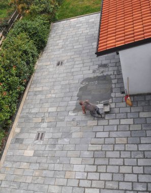 İnşaat alanında taş zemin inşaatı