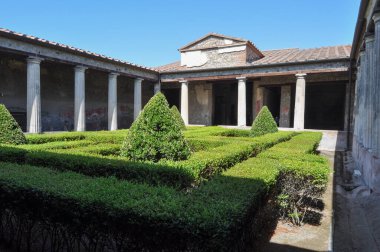 Pompeii antik Roma şehrindeki arkeolojik alanın kalıntıları, İtalya 'nın Pompeii kentinde MS 79 yılında Vesuvius Dağı' nın patlamasında volkanik küllerin altına gömüldü.