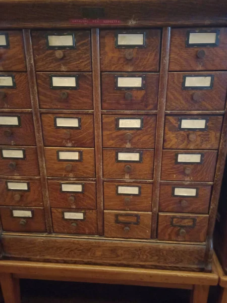 Az dökümanlı antik ahşap ofis dosya dolabı