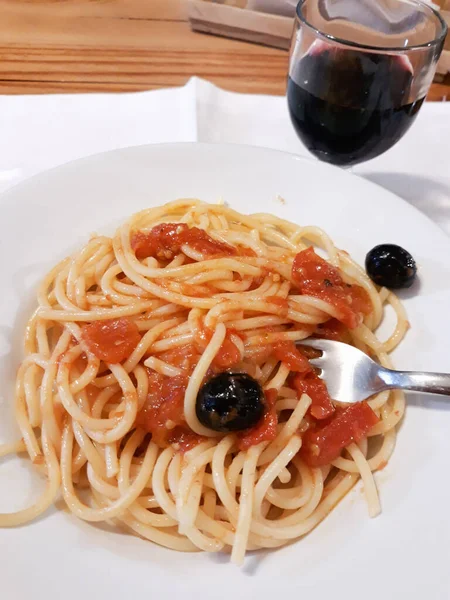 Spaghetti Tomato Olives Glass Red Wine — Zdjęcie stockowe