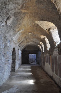 Pompeii antik Roma şehrindeki arkeolojik alanın kalıntıları, İtalya 'nın Pompeii kentinde MS 79 yılında Vesuvius Dağı' nın patlamasında volkanik küllerin altına gömüldü.