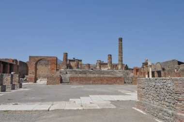 Pompeii antik Roma şehrindeki arkeolojik alanın kalıntıları, İtalya 'nın Pompeii kentinde MS 79 yılında Vesuvius Dağı' nın patlamasında volkanik küllerin altına gömüldü.