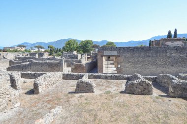 Pompeii antik Roma şehrindeki arkeolojik alanın kalıntıları, İtalya 'nın Pompeii kentinde MS 79 yılında Vesuvius Dağı' nın patlamasında volkanik küllerin altına gömüldü.