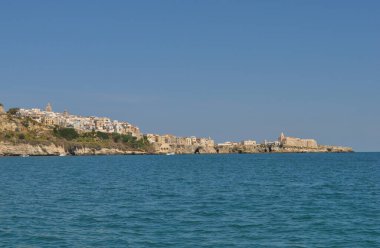İtalya, Vieste 'de denizden görülen beyaz kayalıklar