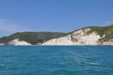 İtalya, Vieste 'de denizden görülen beyaz kayalıklar
