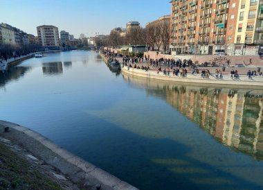 MİLAN, İtalya - CRCA MARCH 2022 Naviglio Grande Kanal Su Yolu 'ndaki Darsena rıhtımı