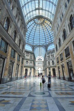 NAPLES, ITALY - CIRCA AĞUSTOS 2020: Galeria Umberto I alışveriş galerisi