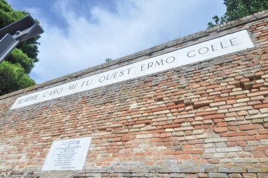 RECANATI, ITALY - CIRCA AUGust 2020: Sempre caro mi fu quest 'ermo colle (çeviri: bu yalnız tepe benim için her zaman çok değerliydi) şair Giacomo Leopardi' nin Tabor Dağı 'ndaki sözü
