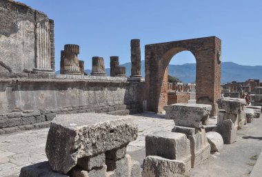 Pompeii antik Roma şehrindeki arkeolojik alanın kalıntıları, İtalya 'nın Pompeii kentinde MS 79 yılında Vesuvius Dağı' nın patlamasında volkanik küllerin altına gömüldü.