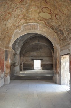 Pompeii antik Roma şehrindeki arkeolojik alanın kalıntıları, İtalya 'nın Pompeii kentinde MS 79 yılında Vesuvius Dağı' nın patlamasında volkanik küllerin altına gömüldü.