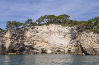 İtalya, Vieste 'de denizden görülen beyaz kayalıklar