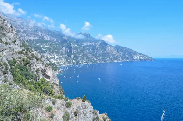 İtalya 'nın Amalfi kentindeki Tyrhenian Denizi kıyısında Amalfi