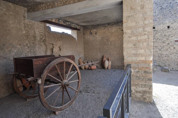 公元79年意大利庞培韦苏威火山喷发中埋在火山灰下的古罗马庞培城考古遗址 — 图库照片