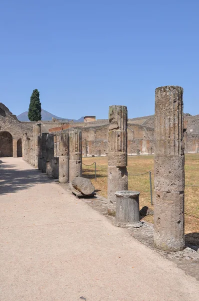 ポンペイの古代ローマ都市の遺跡は イタリアのポンペイで79 Adにヴェスヴィオ火山の噴火で火山灰の下に埋葬されました — ストック写真