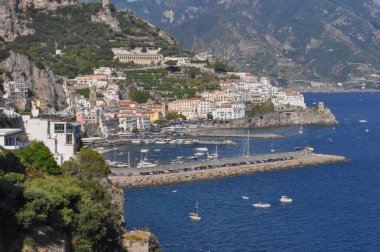 İtalya 'nın Amalfi kentindeki Tyrhenian Denizi kıyısında Amalfi