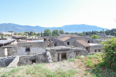 Pompeii antik Roma şehrindeki arkeolojik alanın kalıntıları, İtalya 'nın Pompeii kentinde MS 79 yılında Vesuvius Dağı' nın patlamasında volkanik küllerin altına gömüldü.