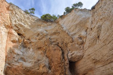 İtalya, Vieste 'deki beyaz kayalıklar ve deniz mağaraları