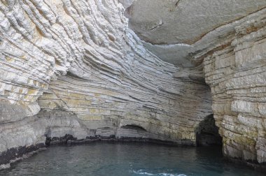 İtalya, Vieste 'deki beyaz kayalıklar ve deniz mağaraları