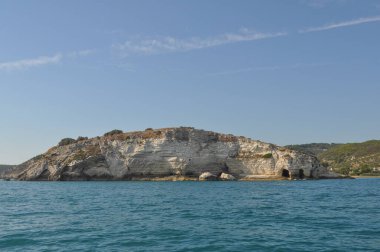 İtalya, Vieste 'de denizden görülen beyaz kayalıklar