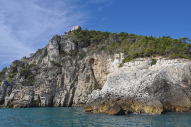 İtalya, Vieste 'de denizden görülen beyaz kayalıklar