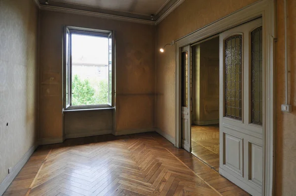 Interior Antiga Casa Abandonada Com Acabamentos Vintage Elegantes — Fotografia de Stock