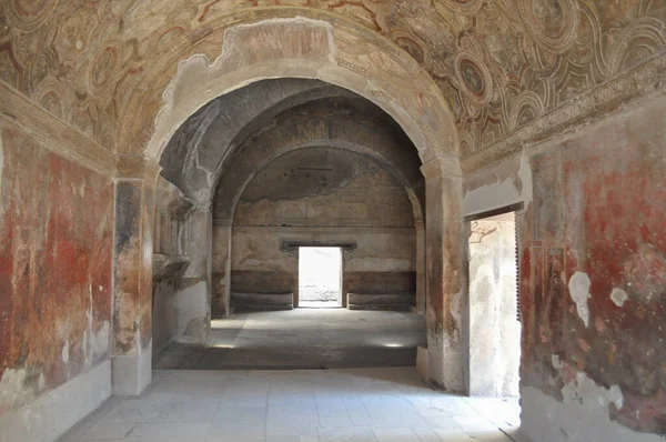 Pompeii antik Roma şehrindeki arkeolojik alanın kalıntıları, İtalya 'nın Pompeii kentinde MS 79 yılında Vesuvius Dağı' nın patlamasında volkanik küllerin altına gömüldü.