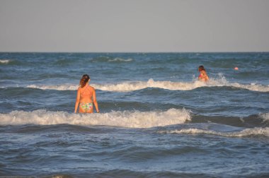 VİESTE, İtalya - CIRCA AĞUSTust 2020: sahilden deniz manzarası. Tanınmayan insanlar.