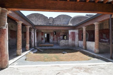 Pompeii antik Roma şehrindeki arkeolojik alanın kalıntıları, İtalya 'nın Pompeii kentinde MS 79 yılında Vesuvius Dağı' nın patlamasında volkanik küllerin altına gömüldü.