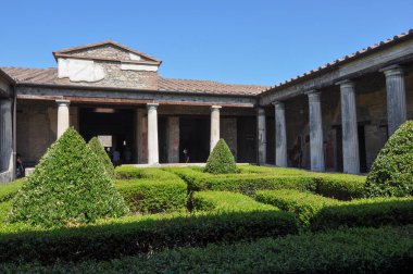 Pompeii antik Roma şehrindeki arkeolojik alanın kalıntıları, İtalya 'nın Pompeii kentinde MS 79 yılında Vesuvius Dağı' nın patlamasında volkanik küllerin altına gömüldü.