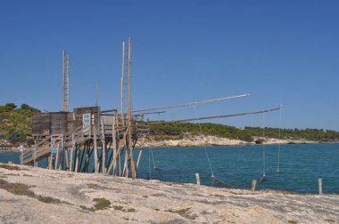 İtalya, Vieste 'deki Trabucco Gargano balıkçılık makinası kulesi