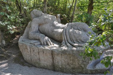 Holy Grove namı diğer Canavarlar Parkı 16. yüzyılda Bomarzo, İtalya 'da inşa edildi.