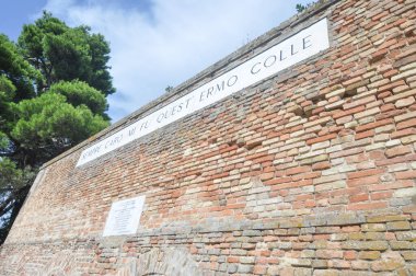 RECANATI, ITALY - CIRCA AUGust 2020: Sempre caro mi fu quest 'ermo colle (çeviri: bu yalnız tepe benim için her zaman çok değerliydi) şair Giacomo Leopardi' nin Tabor Dağı 'ndaki sözü