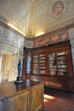 CASERTA, İtalya - CIRCA AĞUSTOS 2020: Kraliyet Sarayı namı diğer Reggia iç görünümü