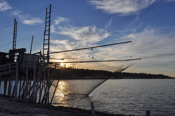 イタリアのヴィエステにあるトラブコ ガルガーノ漁業機械塔 — ストック写真
