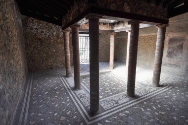 Pompeii antik Roma şehrindeki arkeolojik alanın kalıntıları, İtalya 'nın Pompeii kentinde MS 79 yılında Vesuvius Dağı' nın patlamasında volkanik küllerin altına gömüldü.