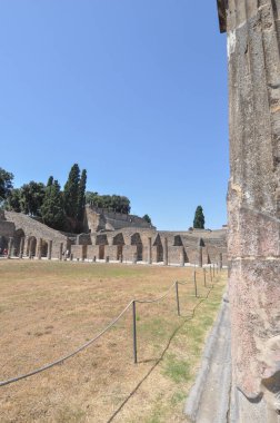 Pompeii antik Roma şehrindeki arkeolojik alanın kalıntıları, İtalya 'nın Pompeii kentinde MS 79 yılında Vesuvius Dağı' nın patlamasında volkanik küllerin altına gömüldü.