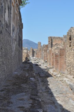 Pompeii antik Roma şehrindeki arkeolojik alanın kalıntıları, İtalya 'nın Pompeii kentinde MS 79 yılında Vesuvius Dağı' nın patlamasında volkanik küllerin altına gömüldü.