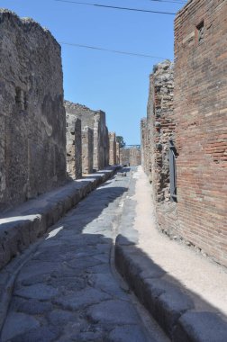 Pompeii antik Roma şehrindeki arkeolojik alanın kalıntıları, İtalya 'nın Pompeii kentinde MS 79 yılında Vesuvius Dağı' nın patlamasında volkanik küllerin altına gömüldü.