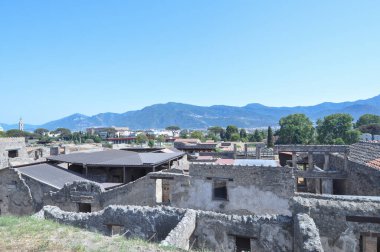 Pompeii antik Roma şehrindeki arkeolojik alanın kalıntıları, İtalya 'nın Pompeii kentinde MS 79 yılında Vesuvius Dağı' nın patlamasında volkanik küllerin altına gömüldü.