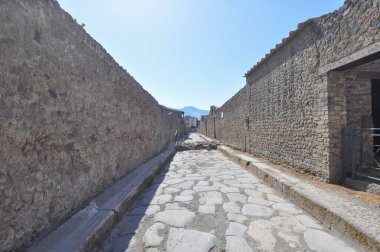 Pompeii antik Roma şehrindeki arkeolojik alanın kalıntıları, İtalya 'nın Pompeii kentinde MS 79 yılında Vesuvius Dağı' nın patlamasında volkanik küllerin altına gömüldü.