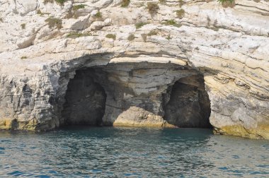 İtalya, Vieste 'deki beyaz kayalıklar ve deniz mağaraları