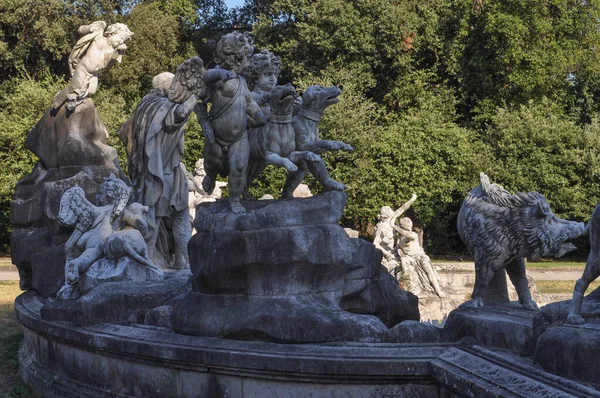 イタリアのカゼルタにある王宮庭園と噴水 — ストック写真