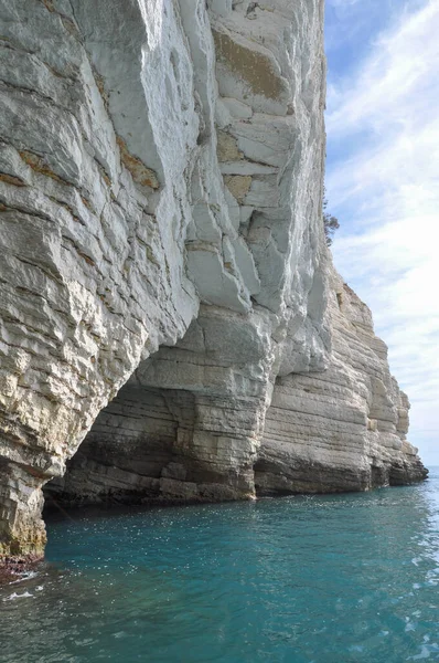 イタリアのヴィエステにある白い崖と海の洞窟 — ストック写真