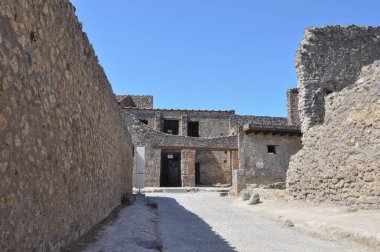 Pompeii antik Roma şehrindeki arkeolojik alanın kalıntıları, İtalya 'nın Pompeii kentinde MS 79 yılında Vesuvius Dağı' nın patlamasında volkanik küllerin altına gömüldü.