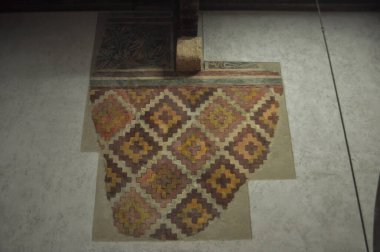 VERONA, İtalya - CIRCA AĞUSTust 2021: Castelvecchio Müzesi Mimar Carlo Scarpa tarafından Castelvecchio kalesinde tasarlandı