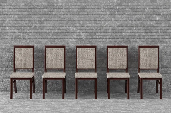 Сучасні дерев'яні стільці перед цегляною стіною — стокове фото